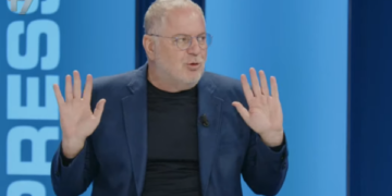 “Munguan veç lulet në mes të tavolinës – Ata e dijnë që po bëjnë marre”, Baton Haxhiu kritikon RTK-në për intervistën me Kurtin