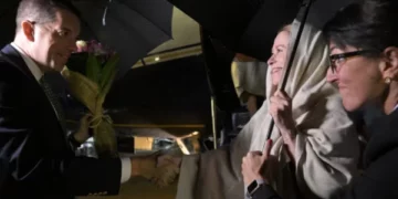 Kaja Kallas ka ateruar në Beograd, Marko Gjuriq në mot me shi i del përpara me lule në dorë