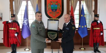Jashari viziton Bazën Ajrore në Kuçovë, me homologun shqiptar flasin për thellimin e bashkëpunimit