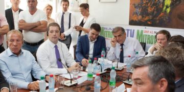 Nexhmedin Spahiu publikon fotografinë e Gjuriqit në zyrën e tij para 10 vitesh: Aty ishte flamuri i Kosovës dhe fotografitë e Rexhep Mitrovicës, Xhafer Devës e shumë të tjerëve