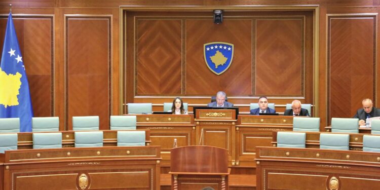 Protestë para Kuvendit e organizatave për mbrojtjen e fëmijëve, kërkojnë përgjegjësi nga deputetët