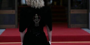 Me “Hyjneshën në fron” në fustan, veshja e veçantë e Donika Kadajt në presidencën e Zvicrës