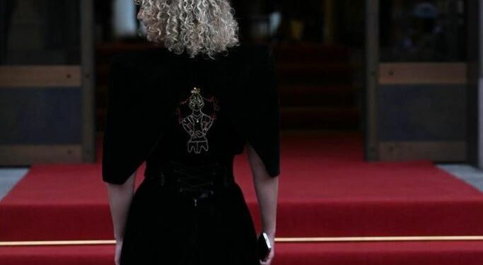Me “Hyjneshën në fron” në fustan, veshja e veçantë e Donika Kadajt në presidencën e Zvicrës
