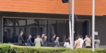 I rrethuar nga 6 truproja, Kurti arrin në Kuvend për seancën e 20-të, qytetarët pranë protestojnë/PAMJE