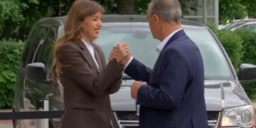 Albulena Haxhiu dhe deputeti i PDK-së shkëmbejnë përshëndetje të ngrohtë në oborrin e Kuvendit