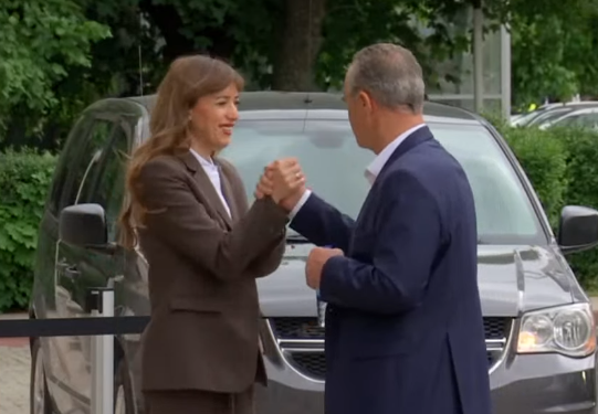 Albulena Haxhiu dhe deputeti i PDK-së shkëmbejnë përshëndetje të ngrohtë në oborrin e Kuvendit