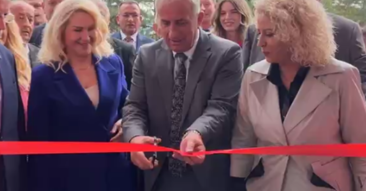 Bali Muharremaj i bën bashkë Shkurte Fejzën dhe Shyhrete Behlulin