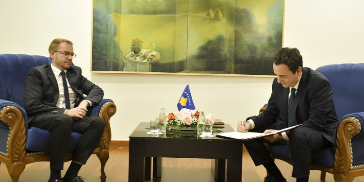Qeveria pritet ta shkarkojë sot Arbër Vokrrin, dje akuzoi ndërkombëtarët për trazirat në veri