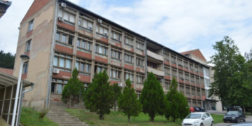 68 vjeçari vde’s pasi u hodh nga kati i tretë në spitalin e Mitrovicës së Veriut