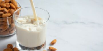 Qumështi i bajameve, zbuloni përfitimet e tij për zemrën dhe kockat