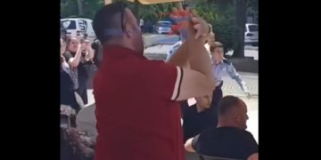 Maturantët serbë në veri dolën për festë në shesh, dikush ia bën shqiponjën – ndërhyn policia