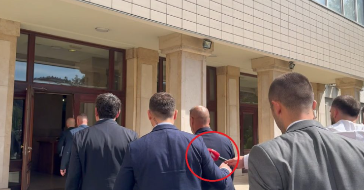 Kurti s’deklarohet për takimin e thirrur nga Presidentja, truproja e tij ia shtyn pak mikrofonin një gazetari
