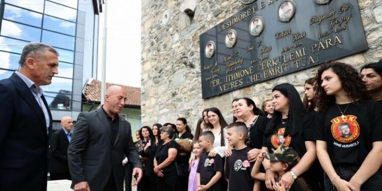 Haradinaj: Përulemi para sakrificës së heronjve