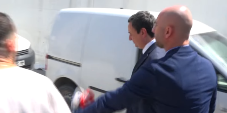 Kurti i ik pyetjes për lirinë e medias, truproja e tij me forcë ia largon mikrofonin gazetarit të T7