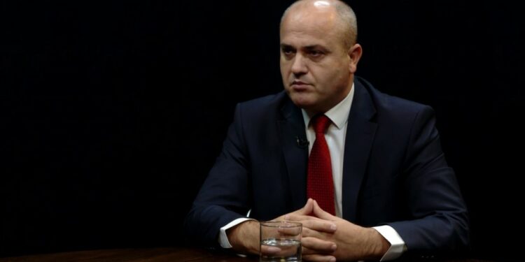 Avdyli: Dy deputetë nga PDK dhe LDK do ta votojnë kryeparlamentaren – por s’mund t’i përmend me emra
