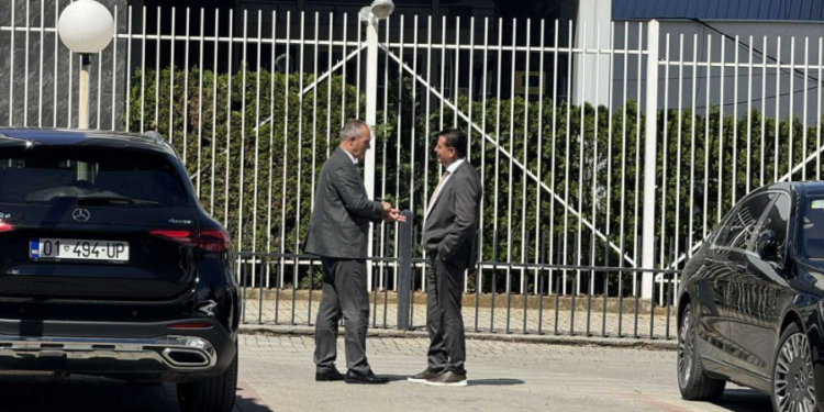 Nait Hasani e Agim Bahtiri shihen së bashku para seancës, deputeti i PDK-së sqarohet për “takimin”