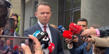 Hipokrizia e Pecit/Thotë se s’ju beson mediave, por flet para tyre: “Unë jam libër i hapur”