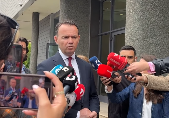 Hipokrizia e Pecit/Thotë se s’ju beson mediave, por flet para tyre: “Unë jam libër i hapur”