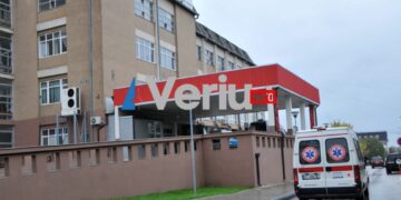 LAJMI I FUNDIT: Gazetarja e Veriu.info, Edona Meholli, mbyllet në një zyrë në Klinikën e Kirurgjisë në QKUK nga stafi derisa po realizonte storie