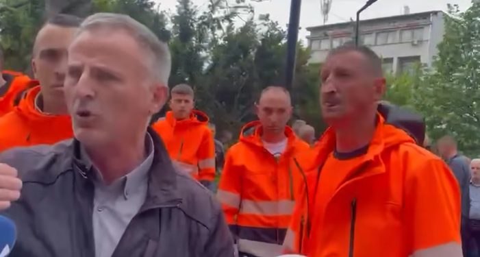 “Krejt jemi në gjendje edhe me kallë”, “S’ka me lu me fëmijë tanë” – punëtorët e “Pastrimit” shpërthejnë me deklarata para komunës