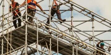 Punëtori goditet nga shtylla e betonit në Mitrovicë – pëson lëndime të rënda në këmbë