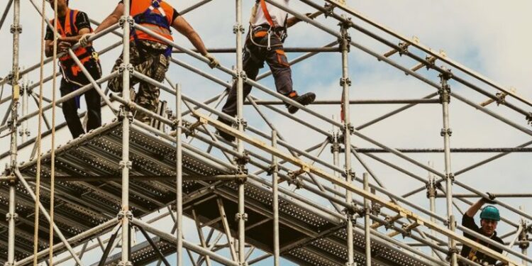 Punëtori goditet nga shtylla e betonit në Mitrovicë – pëson lëndime të rënda në këmbë