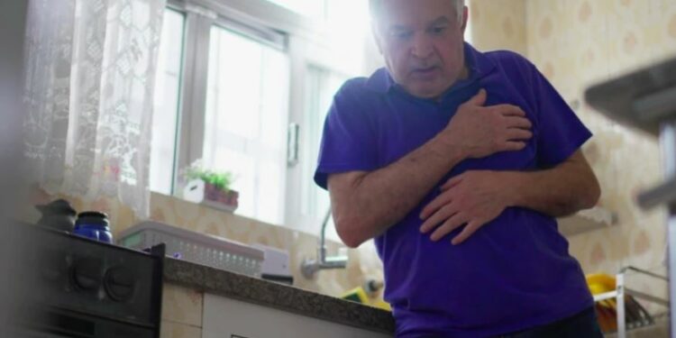 Cili krah dhemb para një ataku në zemër? Njihni këtë simptomë që mund t’ju shpëtojë jetën