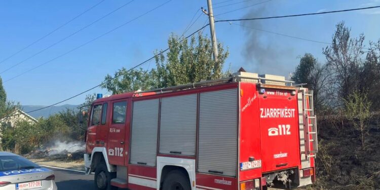 Zjarr i madh në hyrje të Vushtrrisë, digjet një auto pjesë