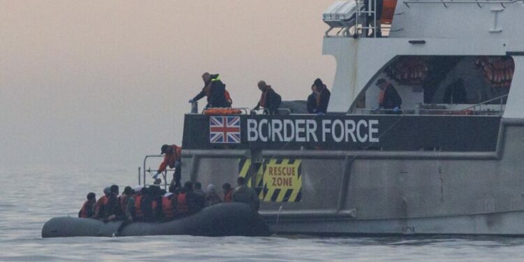 Jo më gomone dhe kamionë, shqiptarët shpikin një metodë të re për t’u futur në Angli