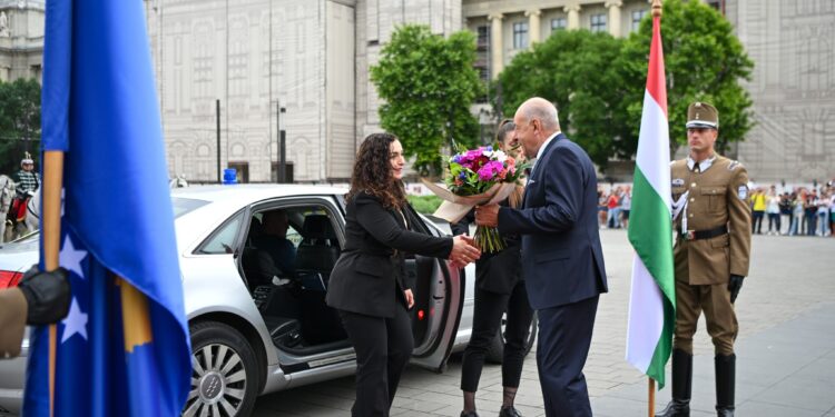 Osmani pritet me nderime ushtarake në Budapest: “Vizitë e rëndësishme për avancimin e marrëdhënieve”