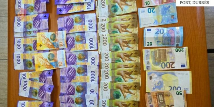 Dy shtetas të Kosovës kapen në Durrës me rreth 23 mijë franga të padeklaruara
