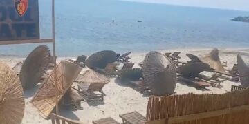 Operacioni “Plazhi i lirë” – Policia në Shqipëri sekuestron 182 komplete me çadra dhe shezlongë në Durrës
