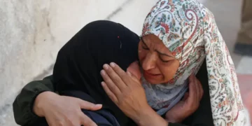 Të paktën 12 palestinezë të vrarë duke pritur ndihmë në Gaza, thonë mjekët