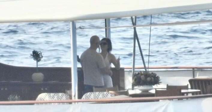 Jeff Bezos dhe e fejuara e tij po argëtohen në ishullin ballkanik