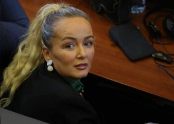 Adriana Matoshi ironizon me deputetët para seancës: Veç po iu shkon fenerimi huç