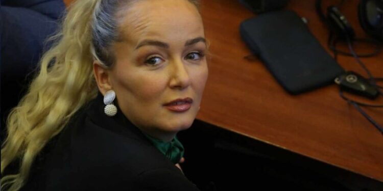 Adriana Matoshi ironizon me deputetët para seancës: Veç po iu shkon fenerimi huç