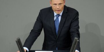 Deputeti gjerman në Bundestag: Të çmontohen strukturat paralele në veri të Kosovës