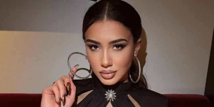 Melinda Ademi sjell poza joshëse me set veror në bregdet