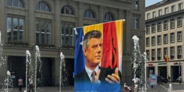Veprimtari Sali Bislimi sensibilizon qytetarët e Zvicrës me posterin e Thaçit para parlamentit zviceran