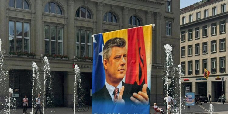 Veprimtari Sali Bislimi sensibilizon qytetarët e Zvicrës me posterin e Thaçit para parlamentit zviceran