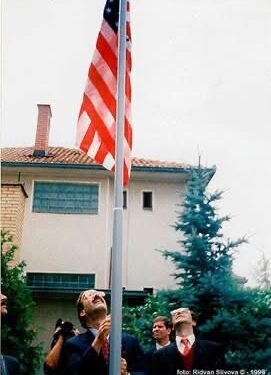 Fotoja e historisë, në këtë ditë SHBA-ja hapi zyrën e saj në Kosovë më 1996