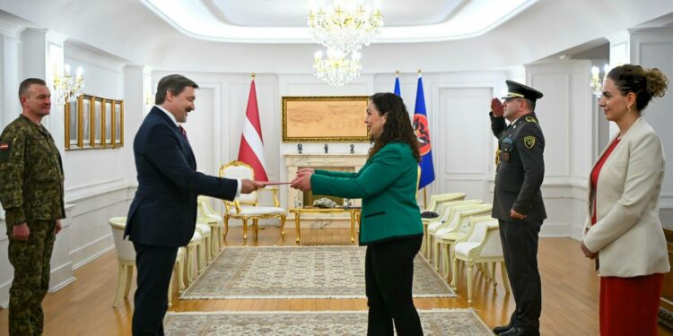 Osmani pranon letrat kredenciale nga ambasadori letonez: Letonia është partnere e fuqishme e Kosovës