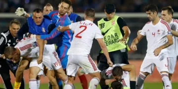 Mbi 2 mijë policë dhe 500 civilë në stadium, The Guardian shkruan për ndeshjen Shqipëri-Serbi