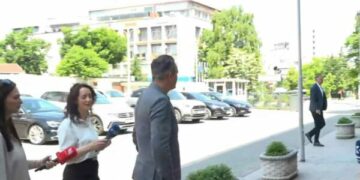 “Mef, hajde fol pak”, Arben Gashi e Mefail Bajqinovci ngacmohen me fjalë në hyrje të Kuvendit