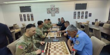 Policia e Kosovës dhe KFOR-i amerikan zhvillojnë garë miqësore në shah