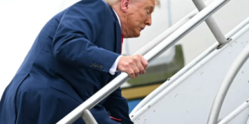 Ironia e fatit: Pas shumë talljeve me Biden, Trump gati rrëzohet në shkallët e Air Force One