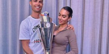 Cristiano Ronaldo pozon krah Georginës me trofeun e Ligës së Kombeve