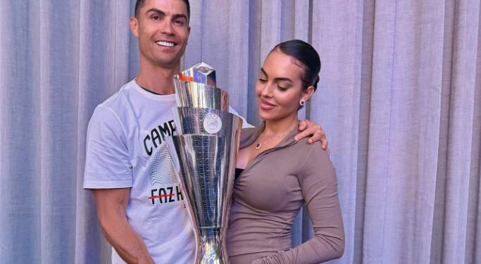 Cristiano Ronaldo pozon krah Georginës me trofeun e Ligës së Kombeve