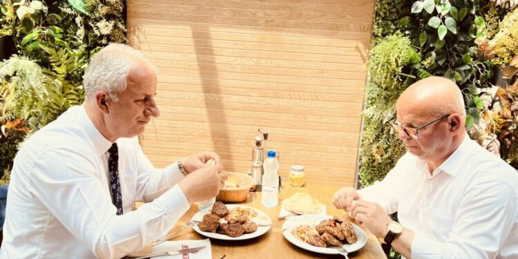 Pas caktimit të datës së zgjedhjeve lokale, Muharremaj e Latifi pozojnë nga dreka me speca e qebapa