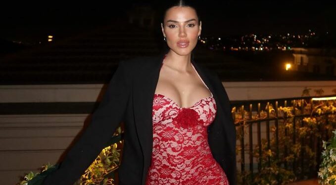 Morena shfaqet nga jahti luksoz, ekspozon linjat trupore në formë